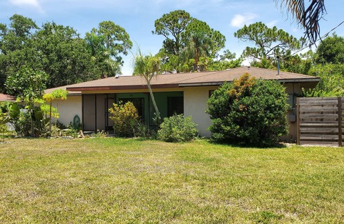 Bayou Oaks House | Warm and Inviting pet-friendly 2BR/2BA in Idyllic Bay Front Neighborhood