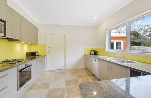 Bundanoon House | Warm, pet friendly home on large block