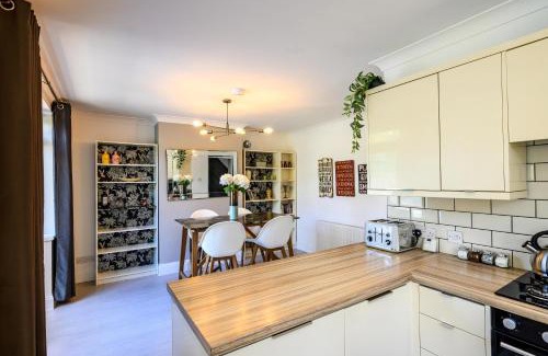 Hanham House | Warrington - Large Beautiful Home - Great Location In South West By StayStaycations