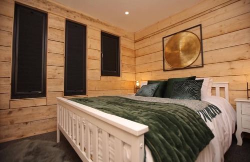 Derbyshire Cabin | Warwick Lodge - Luxury 1 Bed Cabin with Private Hot Tub