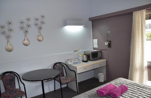 Warwick Hotel | Warwick Motor Inn