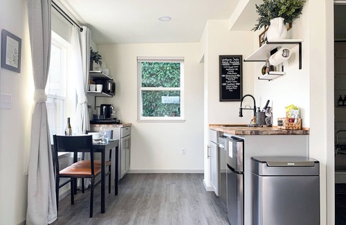 Springfield Apartment | Washburne Studio: King size comfort and private Hot tub