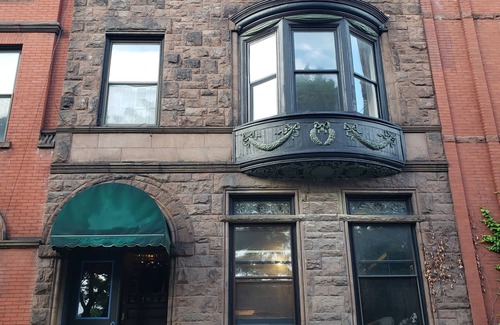 Albany Apartment | Washington Parkside Queen 1 Bedroom In 1800s Brownstone!