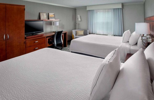 Tinton Falls Hotel | Watch a Game @ Torcivia Common! 2 Family-friendly Units w/Starbucks & Parking!