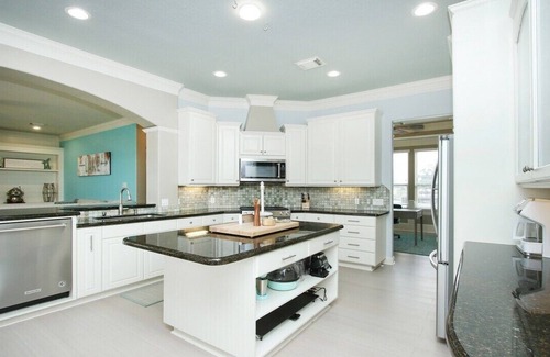 Clear Lake Shores House | Water Front Amazing Views King Bed Walk to Restaurants and night life