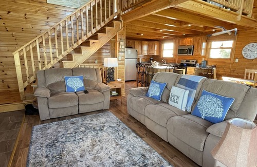 New London House | Water Front Log Cottage With Access To Outdoor Community Pool