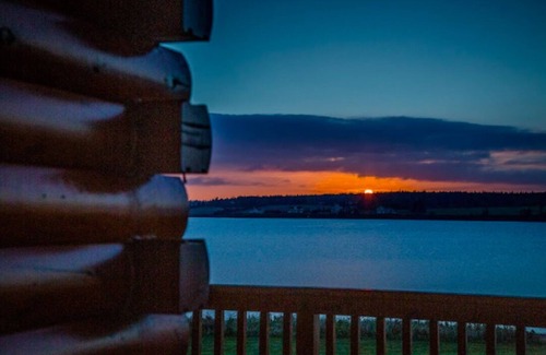 New London House | Water Front Log Cottage With Access To Outdoor Community Pool