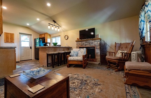 Lake Linden Cabin | Water lovers Dream-Newly renovated! Gorgeous modern updates with a rustic flare!