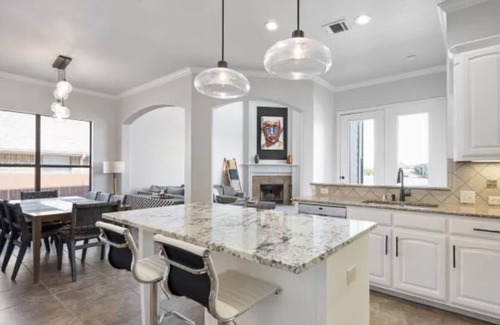 Roanoke House | Water's Edge Bliss: Fort Worth Getaway W/ Pool