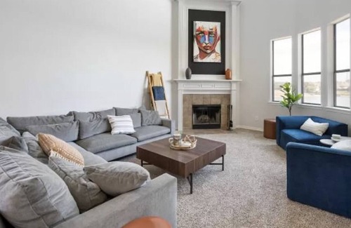Roanoke House | Water's Edge Bliss: Fort Worth Getaway W/ Pool
