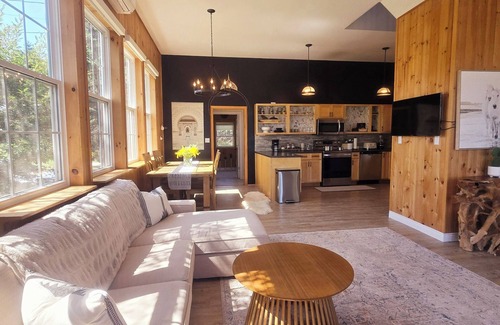 Brackley Beach Cabin | Water view, king bed, 3 min. to beach, near downtown, full kitchen, pet friendly