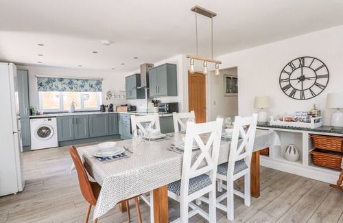 Mablethorpe and Sutton House | WATERBEACH, pet friendly, country holiday cottage in Sutton-On-Sea