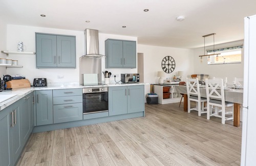 Mablethorpe and Sutton House | WATERBEACH, pet friendly, country holiday cottage in Sutton-On-Sea