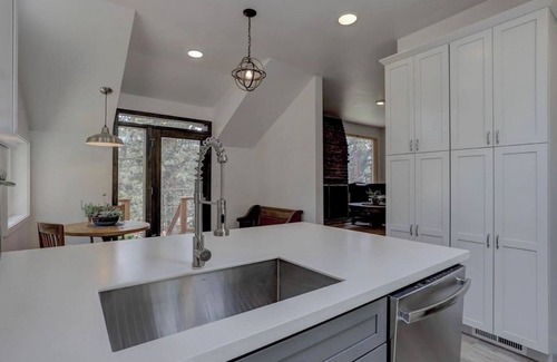 Evergreen Cabin | waterfall, sauna, fireplace, hammock, full kitchen