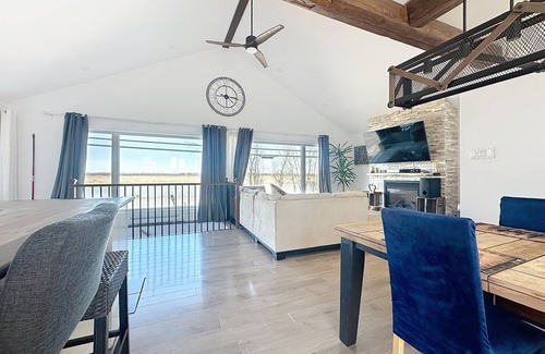 Sainte-Anne-de-Sorel House | Waterfront house + outdoor spa facing Lake Saint Pierre