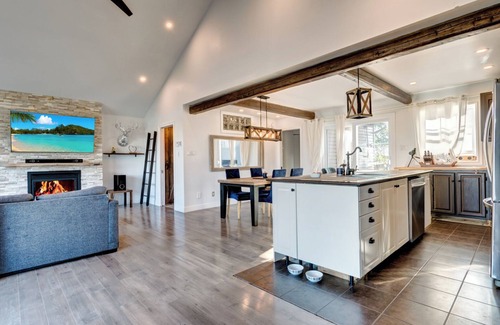 Sainte-Anne-de-Sorel House | Waterfront house + outdoor spa facing Lake Saint Pierre