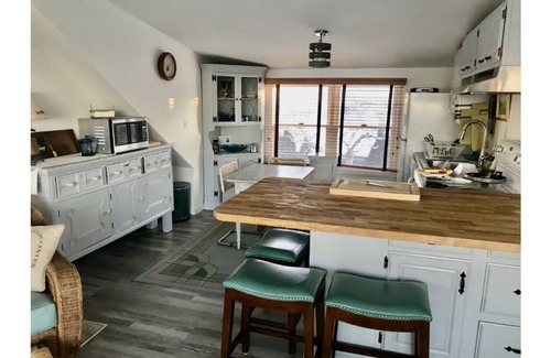 Gloucester Apartment | WATERFRONT 1BDRM SPACIOUS STUDIO APARTMENT