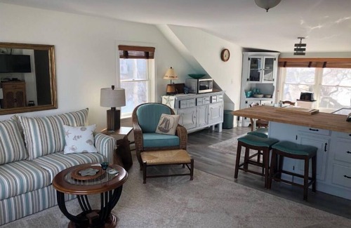 Gloucester Apartment | WATERFRONT 1BDRM SPACIOUS STUDIO APARTMENT