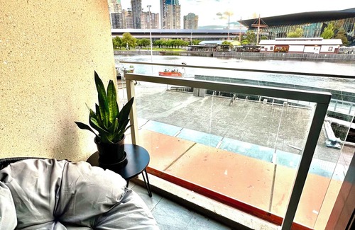 Docklands Apartment | Waterfront 2 BD Apartment in the heart of Docklands