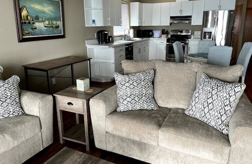 Manchester Apartment | Waterfront 2 bed, 2 baths, 1364 sq ft, views of Mt Rainer, Seattle, and more.