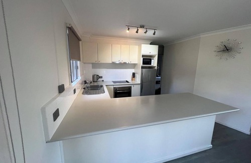 Lakes Entrance Apartment | Waterfront 2-bedroom apartment with WiFi, AC in Lakes Entrance