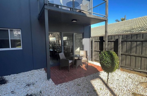 Lakes Entrance Apartment | Waterfront 2-bedroom apartment with WiFi, AC in Lakes Entrance