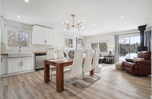 Saint-Emile-de-Suffolk Ski Chalet | Waterfront & A Waterfall!