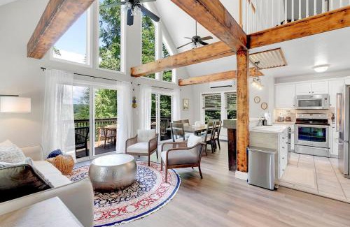 Gray House | Waterfront Access with Kayaks Private Deck and a Firepit