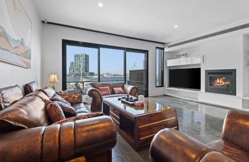 Docklands Apartment | Waterfront Bliss in Promenade w/Cozy 5BR/4BA