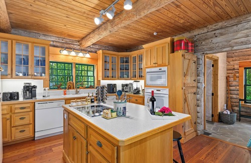 Heathsville Cabin | Waterfront Cabin! Dock, Paddle, Kayak, Outdoor Movie, Karaoke, and More!