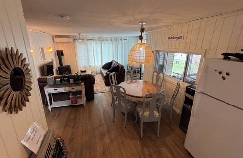 Montrose Cottage | Waterfront Charming 4-bedroom cottage with WiFi, AC in Montrose