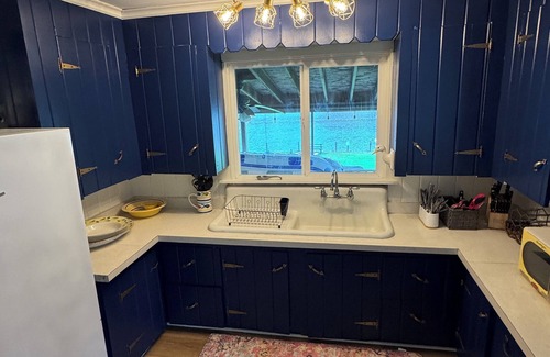 Montrose Cottage | Waterfront Charming 4-bedroom cottage with WiFi, AC in Montrose