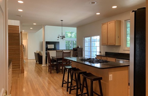 Edgewater House | Waterfront Cheerful 6 BR Home with Private Pier