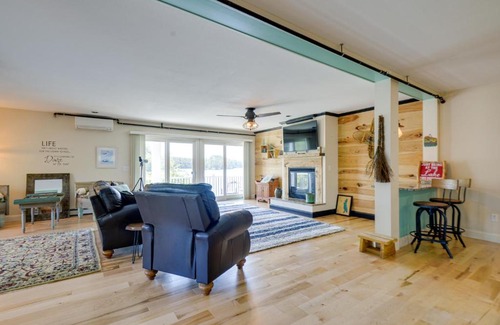 Silver Lake Apartment | Waterfront Conway Area Condo Walk to Beach!