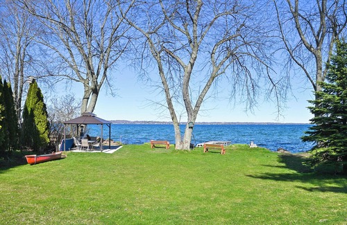 Innisfil Cottage | Waterfront Cook's Bay Retreat
