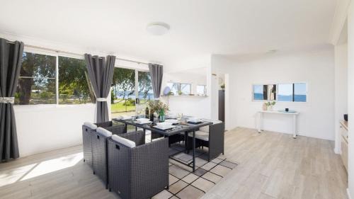 Swan Bay House | Waterfront Cottage