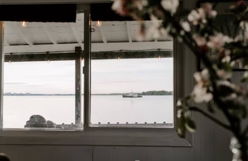Wolfe Island Cottage | Waterfront Cottage in Marysville Wolfe Island - Fisherman's Cottage