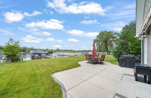 Horton House | Waterfront cottage/home with boat dock on Olcott Lake (Morningwood Manor)