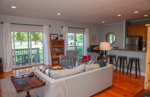 Unionville House | Waterfront Cottage, Private Hot Tub, Fire Pit, Pool - perfect Romantic Getaway