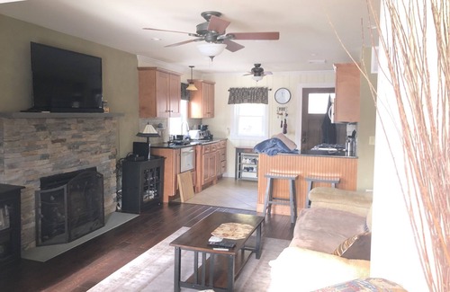 Westminster Cottage | Waterfront Cottage 5 minutes to Mount Wachusett, Dock, Pet Friendly, Kayaks
