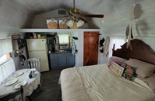 Greene County Cabin | Waterfront couples getaway