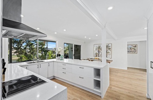 Bundall House | Waterfront Escape Sorrento, 5BD, Pool