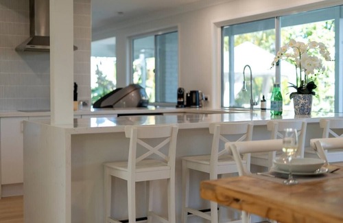 Bundall House | Waterfront Escape Sorrento, 5BD, Pool