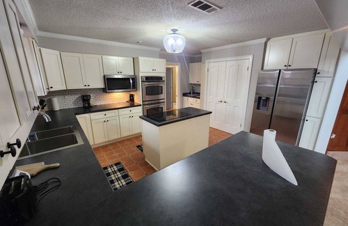 Olive Branch House | Waterfront Estate –Spacious 10-Sleeping Area Retreat on Private Lake