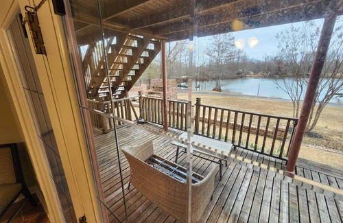 Olive Branch House | Waterfront Estate –Spacious 10-Sleeping Area Retreat on Private Lake