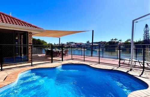 Mermaid Waters Villa | Waterfront Family House with Pool, BBQ