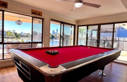Mermaid Waters Villa | Waterfront Family House with Pool, BBQ