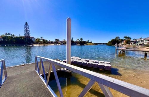 Mermaid Waters Villa | Waterfront Family House with Pool, BBQ