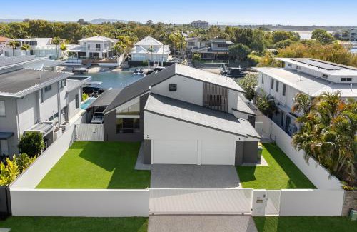 Noosaville House | Waterfront Family Retreat, Pet-Friendly