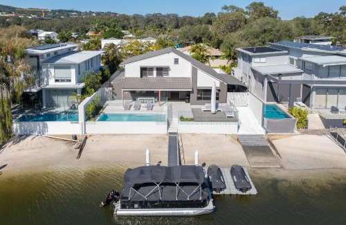 Noosaville House | Waterfront Family Retreat, Pet-Friendly